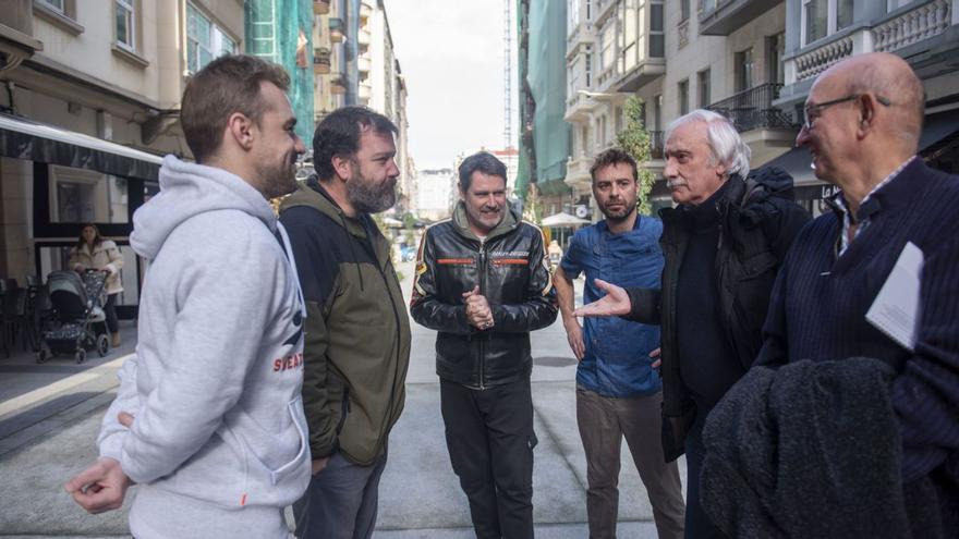 Vecinos y hosteleros conversan en la calle.   | // CASTELEIRO / ROLLER AGENCIA