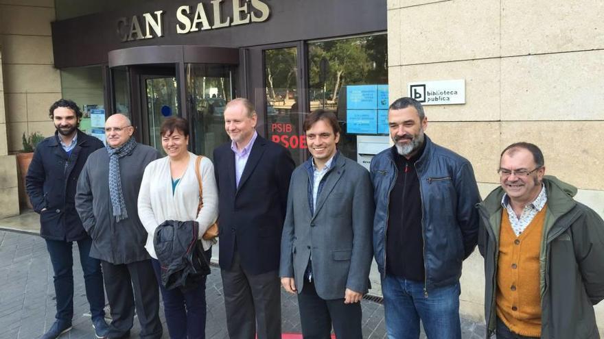 Ramon Socías visitó la biblioteca Can Salas.