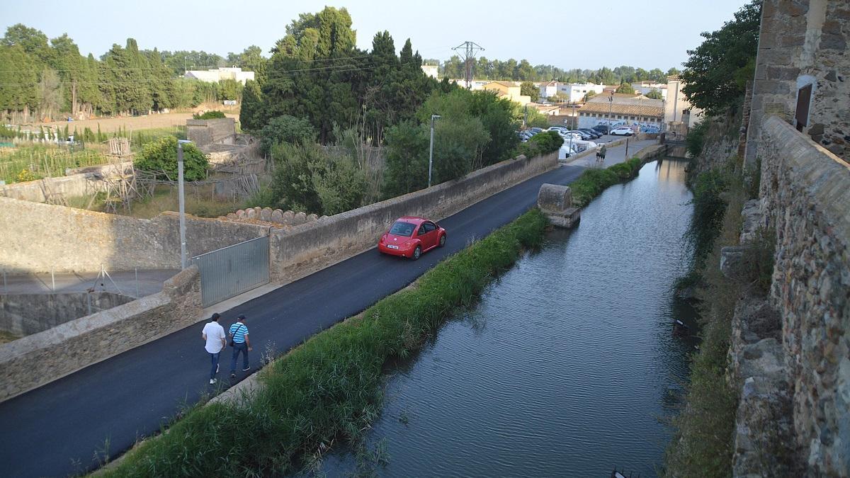 El camí del Rec del Molí acabat d’asfaltar, vist des del mirador del Paller d’en Melino.