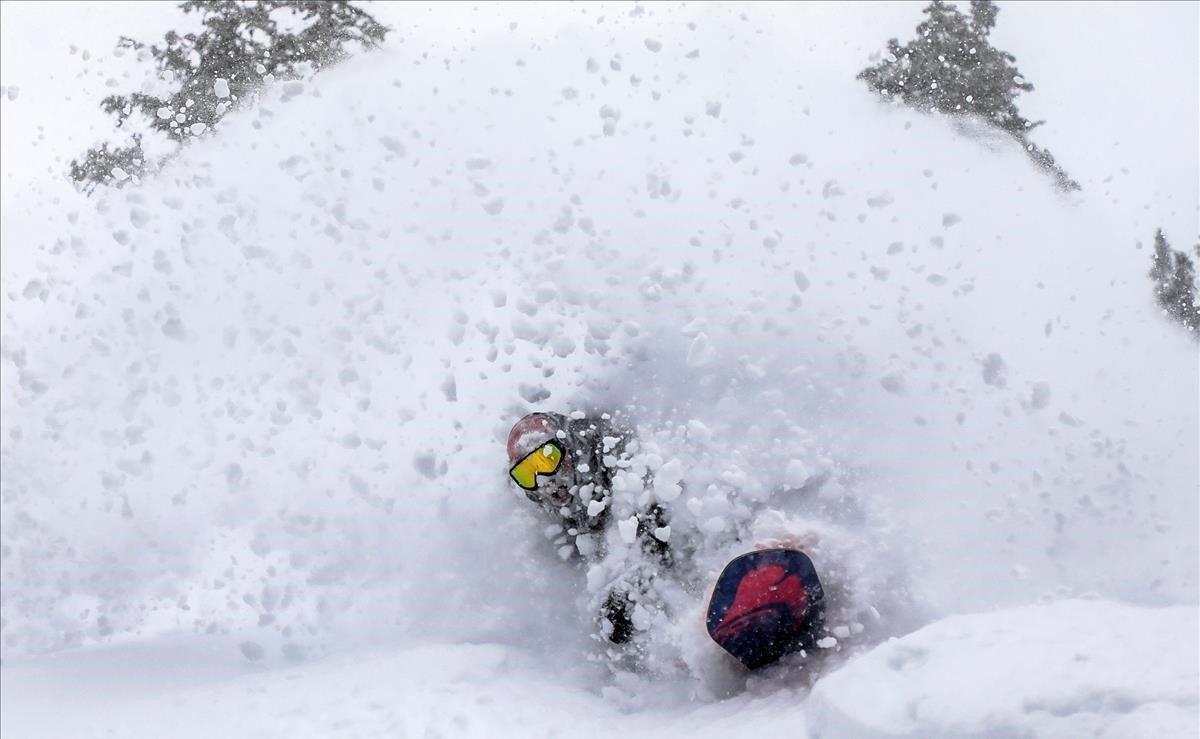 Martin Tarantino  practica ’snowboard’ tras las fuertes nevadas en Beaver Creek, Colorado.