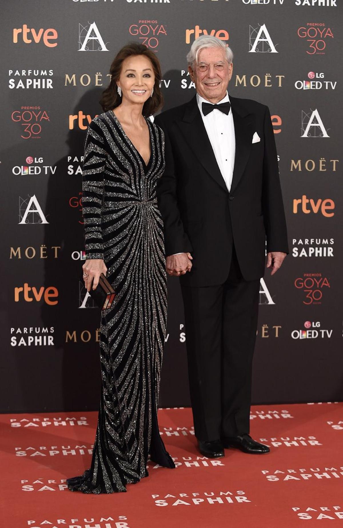 Isabel Preysler con vestido de Naeem Khan y Mario Vargas Llosa en los Premios Goya 2016