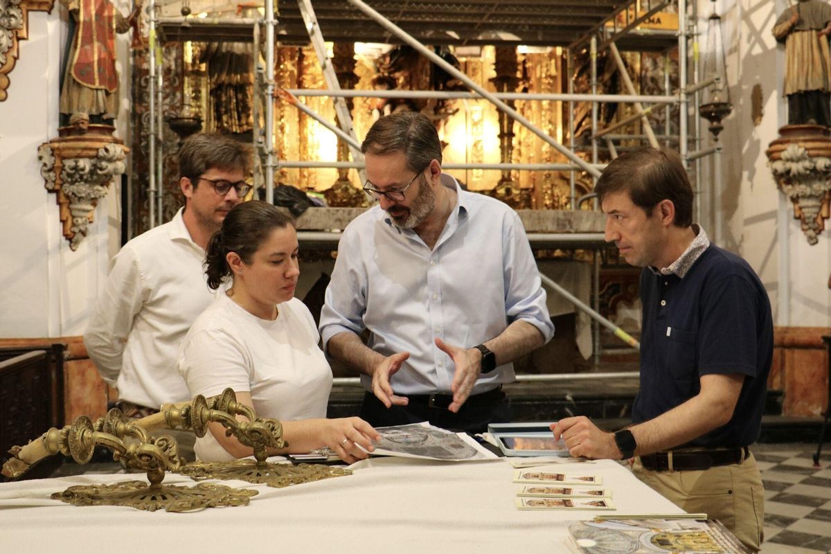 El delegado de gobierno, Adolfo Molina, junto al delegado de Desarrollo Educativo y Formación Profesional, Diego Copé, visita el IES Luis de Góngora, con motivo de la reforma de la capilla gracias al plan &quot;Mejora tu Centro&quot;