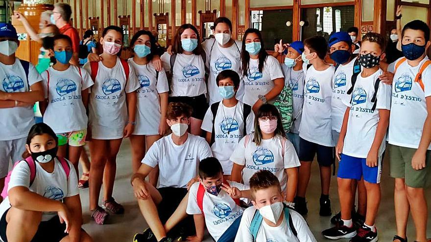 Grupo de chavales, al visitar la estación de València. | ESCOLA D’ ESTIU