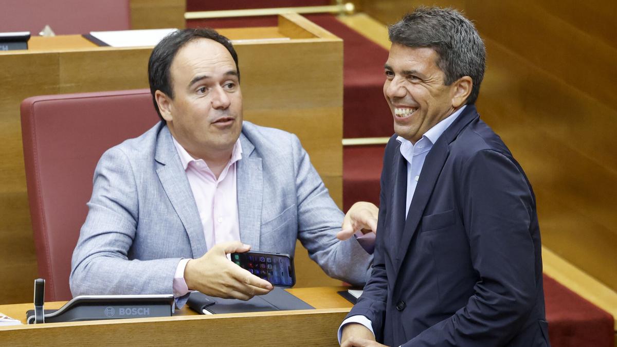 Imagen de archivo del portavoz del PP en Les Corts Valencianes y designado este martes por el partido para ser el nuevo president de la Generalitat Valenciana, Juan Francisco Pérez Llorca, junto al president de la Generalitat en funciones, Carlos Mazón. EFE/Ana Escobar