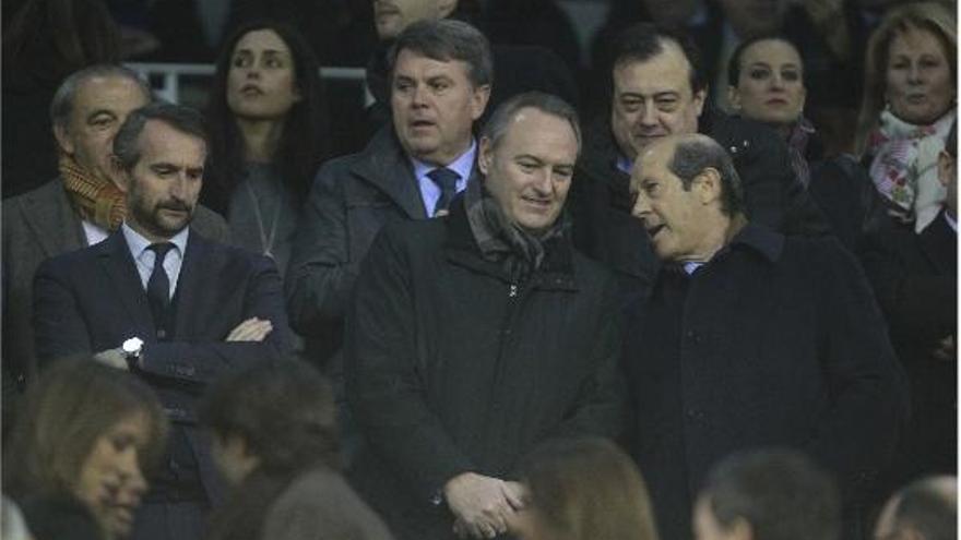 Alberto Fabra y Manuel Llorente charlan en el palco de Mestalla el pasado miércoles, antes del encuentro contra el PSG.