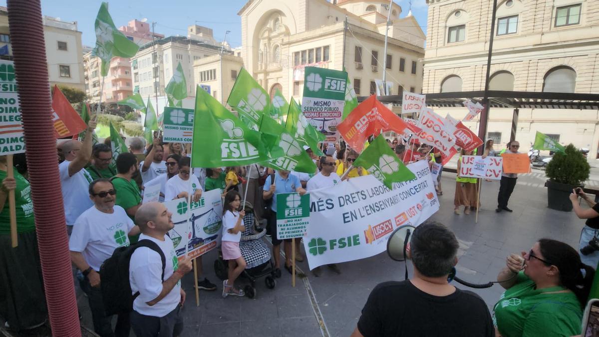 Protesta de la enseñanza concertada en la plaza de la Montañeta, este miércoles