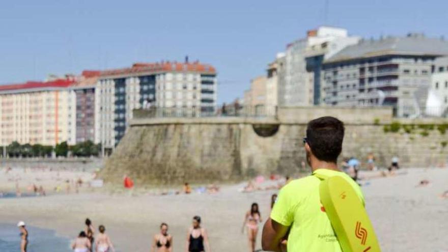 Un socorrista vigila una playa de A Coruña.