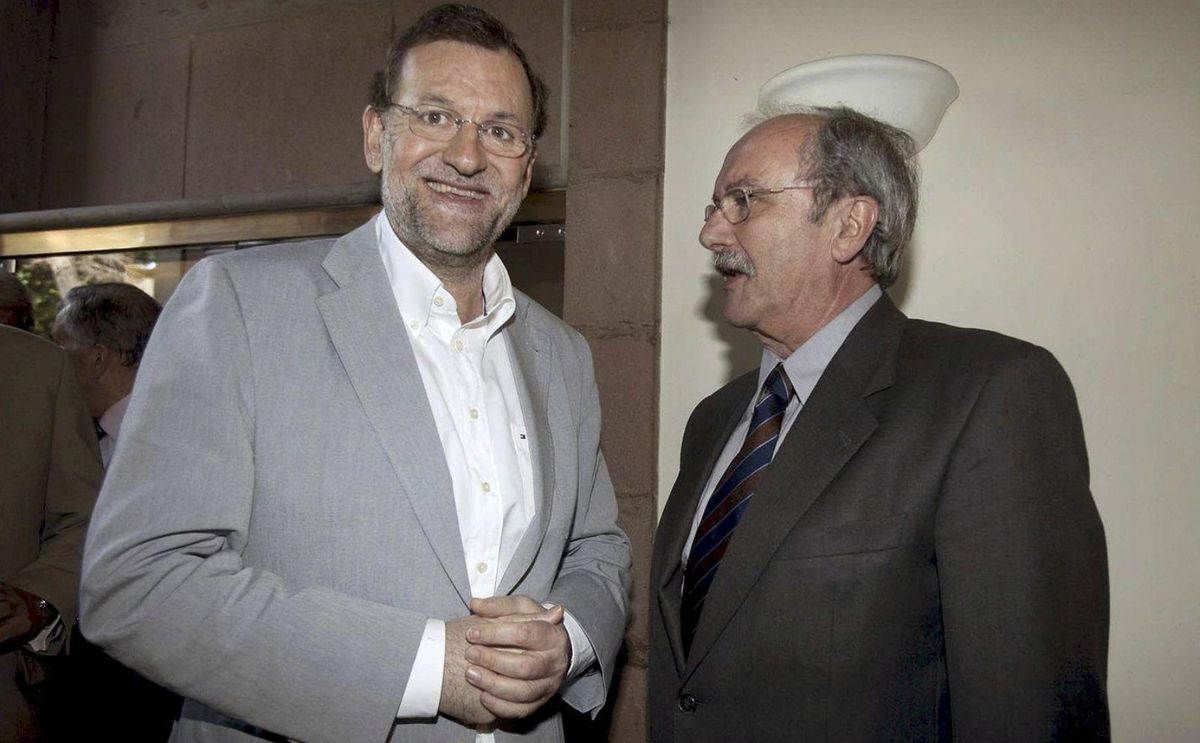 Rodríguez de Azero charla con Mariano Rajoy en marzo de 2010.