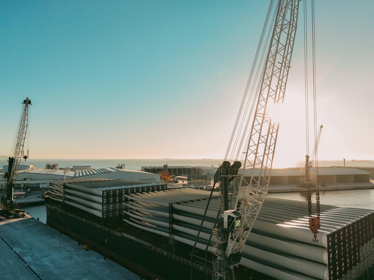 El puerto de Castellón acoge la compleja operativa de un macrobuque