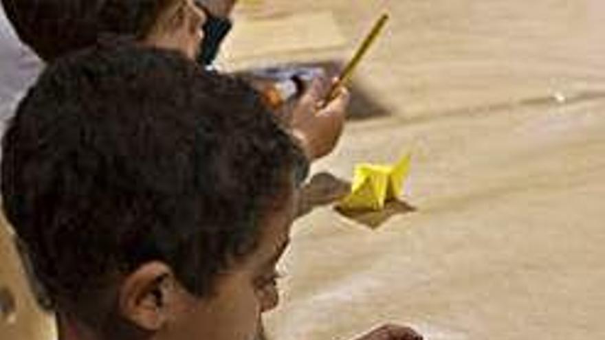 Los niños trabajan con los materiales reciclados en el aula de didáctica del Museo Etnográfico.