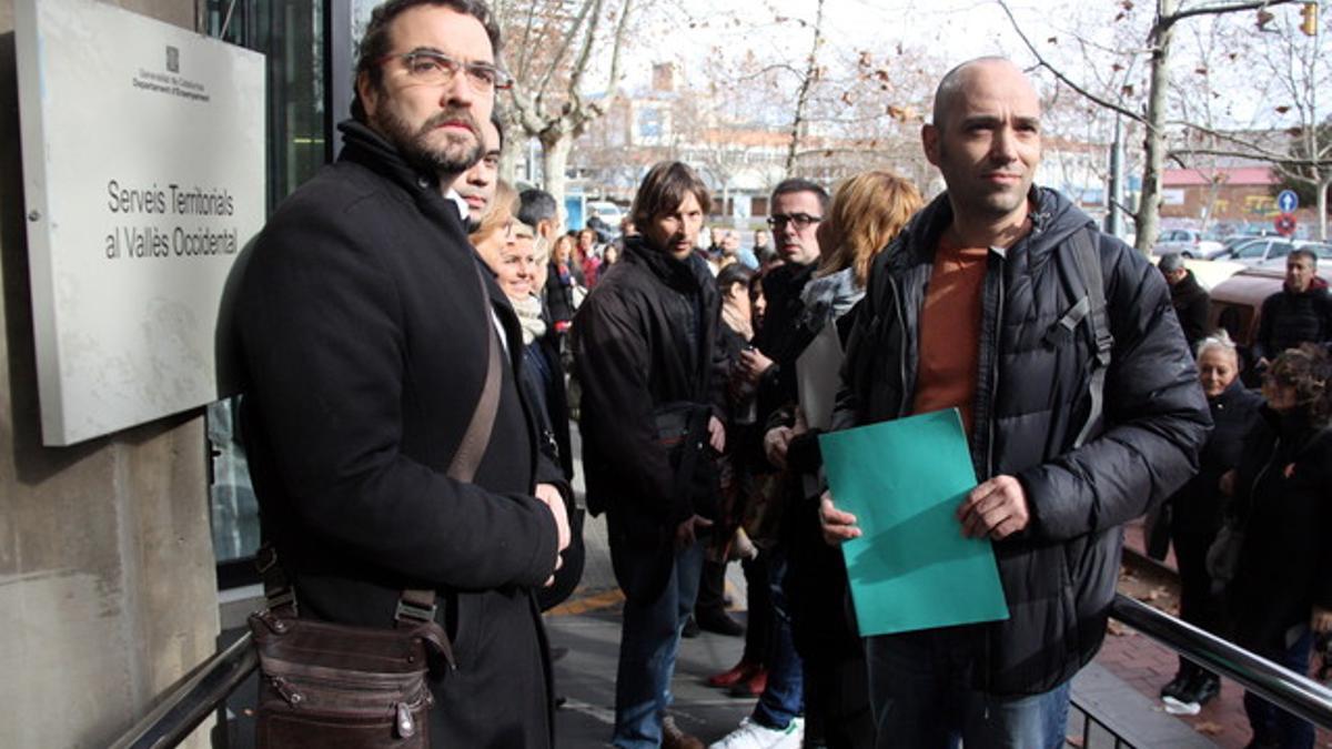 Alcaldes y representantes de la AMPA a las puertas del Servicio Territorial de Ensenyanent en Sabadell