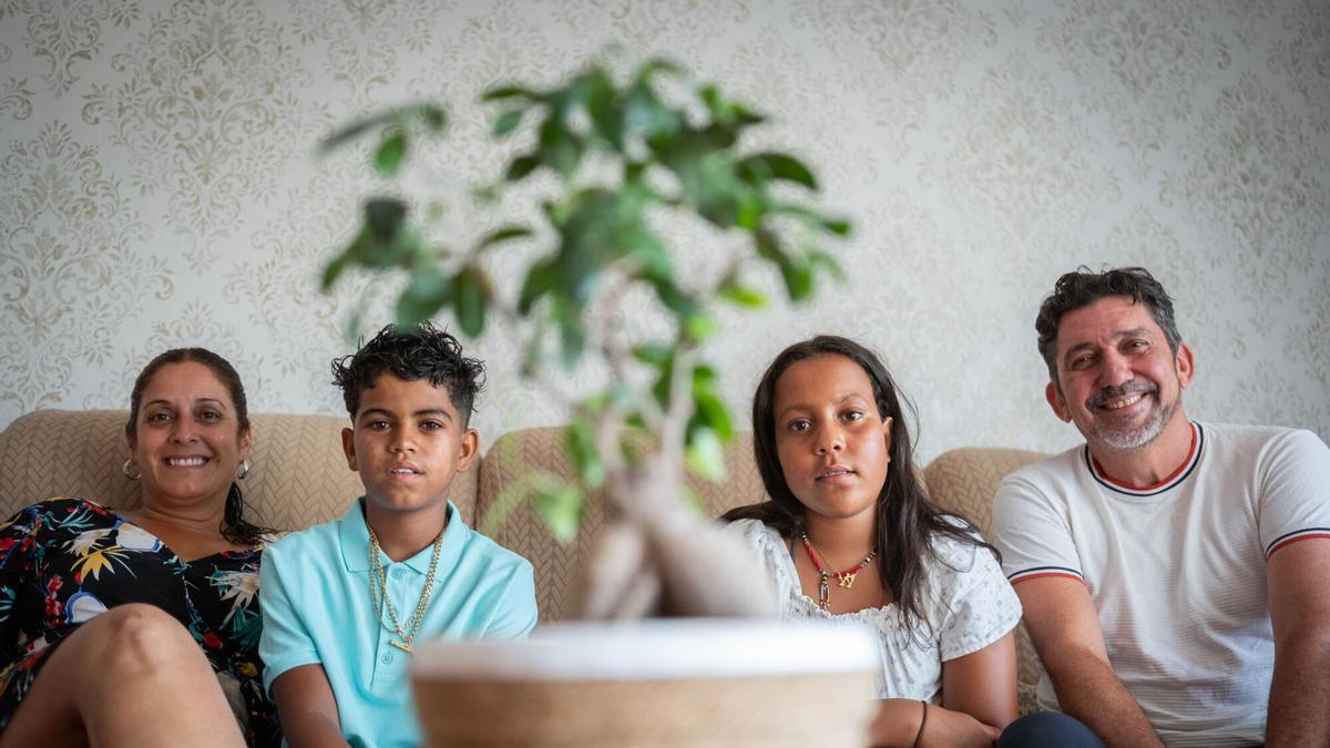 Familia de acogida de dos niños de Tinduf