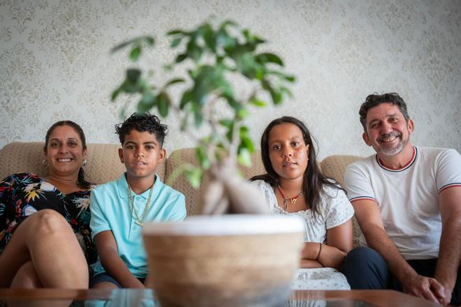 Familia de acogida de dos niños de Tinduf
