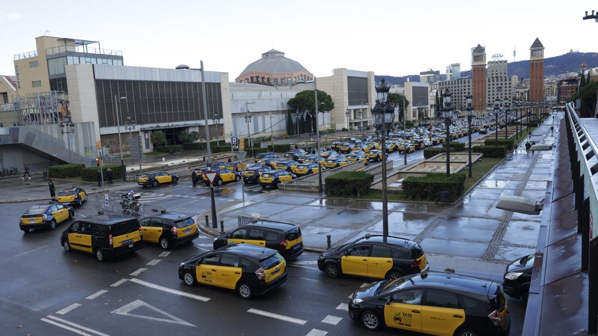 Marcha lenta de taxis en Barcelona