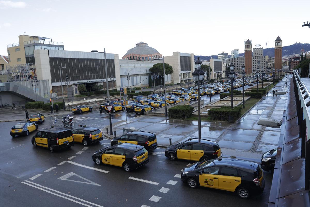 Marcha lenta de taxis en Barcelona