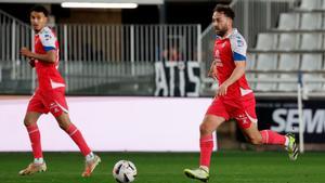 Keidi Bare conduce el balón durante el partido ante el Burgos