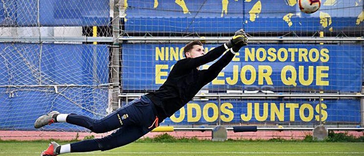 Josep Martínez, portero del filial de la UD Las Palmas, despeja de puños mientras se ejercita después del entrenamiento del equipo, ayer en el campo de El Hornillo, Telde.