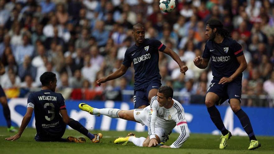 En el Santiago Bernabéu, el Málaga jugó un partido muy defensivo pese a que la disposición táctica no fue especialmente decantada para ello.