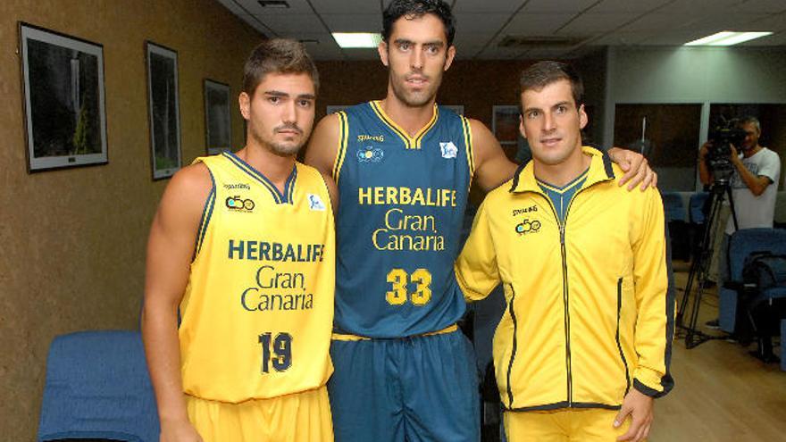 Óscar Alvarado, Javi Beirán y Tomás Bellas, con las primeras equipaciones Spalding del Gran Canaria.