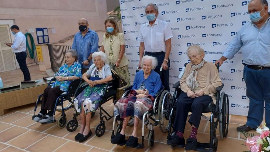 Homenaje a cuatro mujeres que han superado el siglo de vida: «He llegado a los cien años bebiendo Coca-Cola»