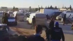 Les ambulàncies amb ferits evacuats d’Alep arriben a la zona rebel d’Idlib.