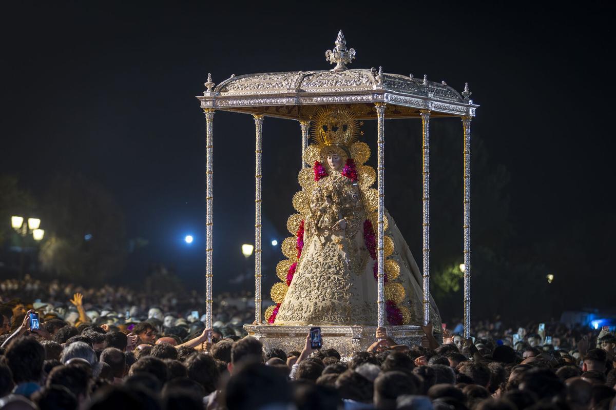 La imagen de la Virgen del Rocío durante su tradicional procesión en la que visita las 127 hermandades filiales. La imagen de la Virgen del Rocío durante su tradicional procesión en la que visita las 127 hermandades filiales.