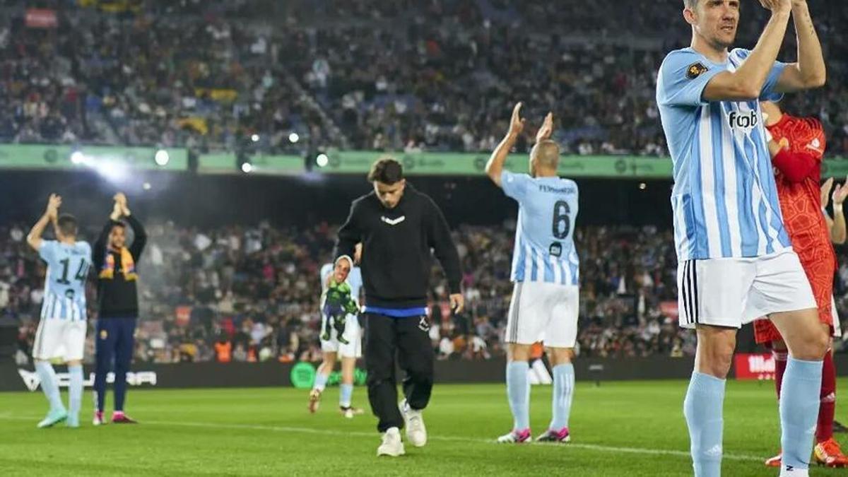 David López, del Saiyans FC, saluda al público del Camp Nou durante las finales de la Kings League.