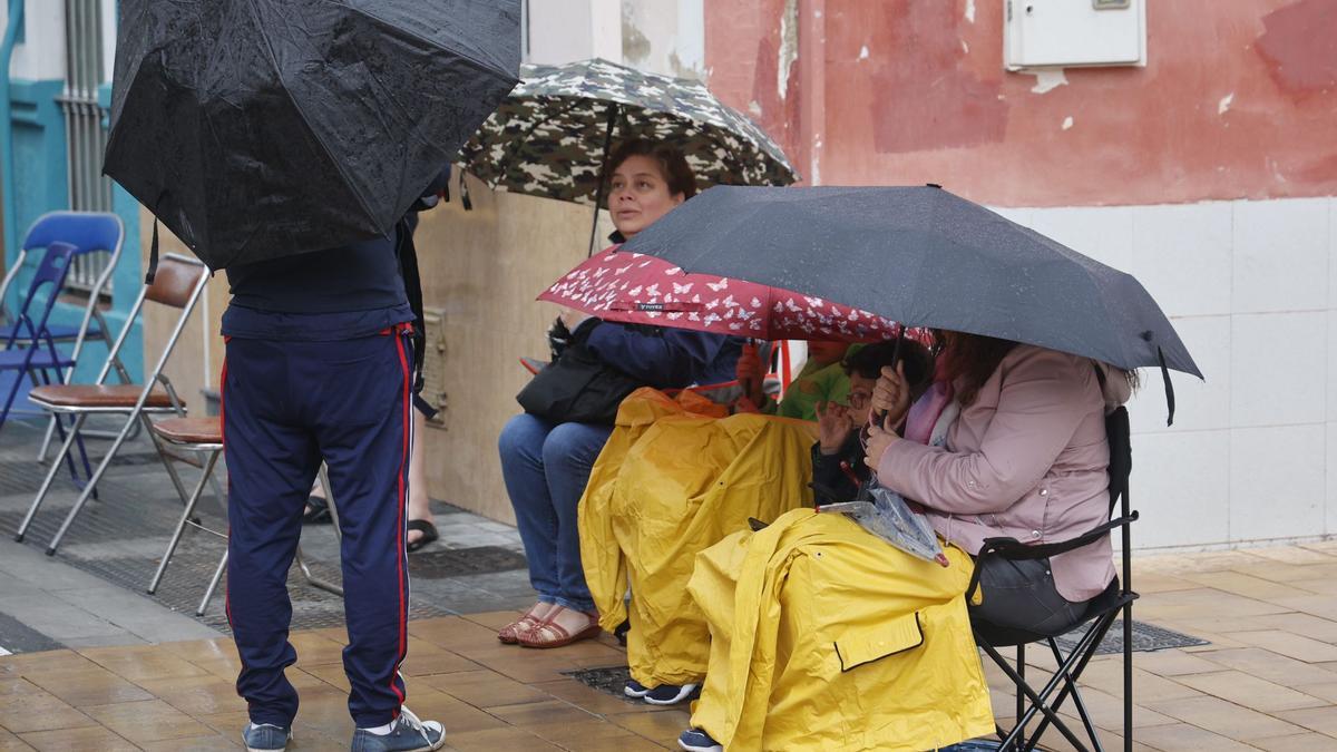 Personas resguardándose de la lluvia con paraguas en la ciudad de València.