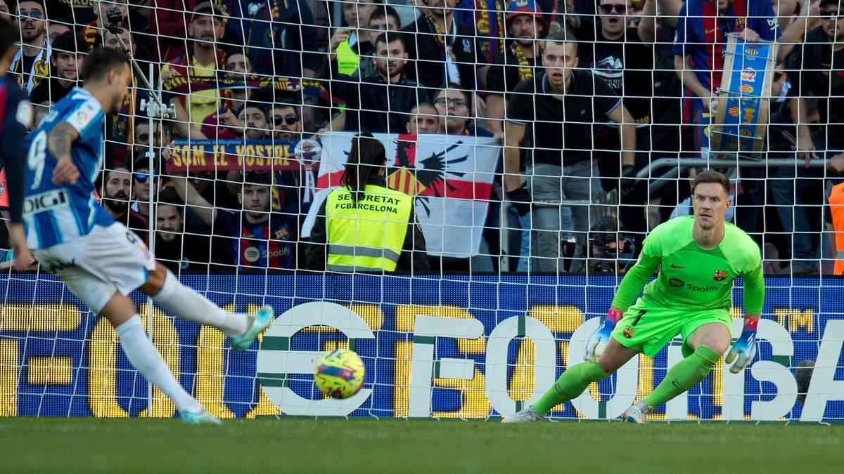 Joselu engaña a Ter Stegen en el penalti que le dio un punto al Espanyol en el derbi del Camp Nou.