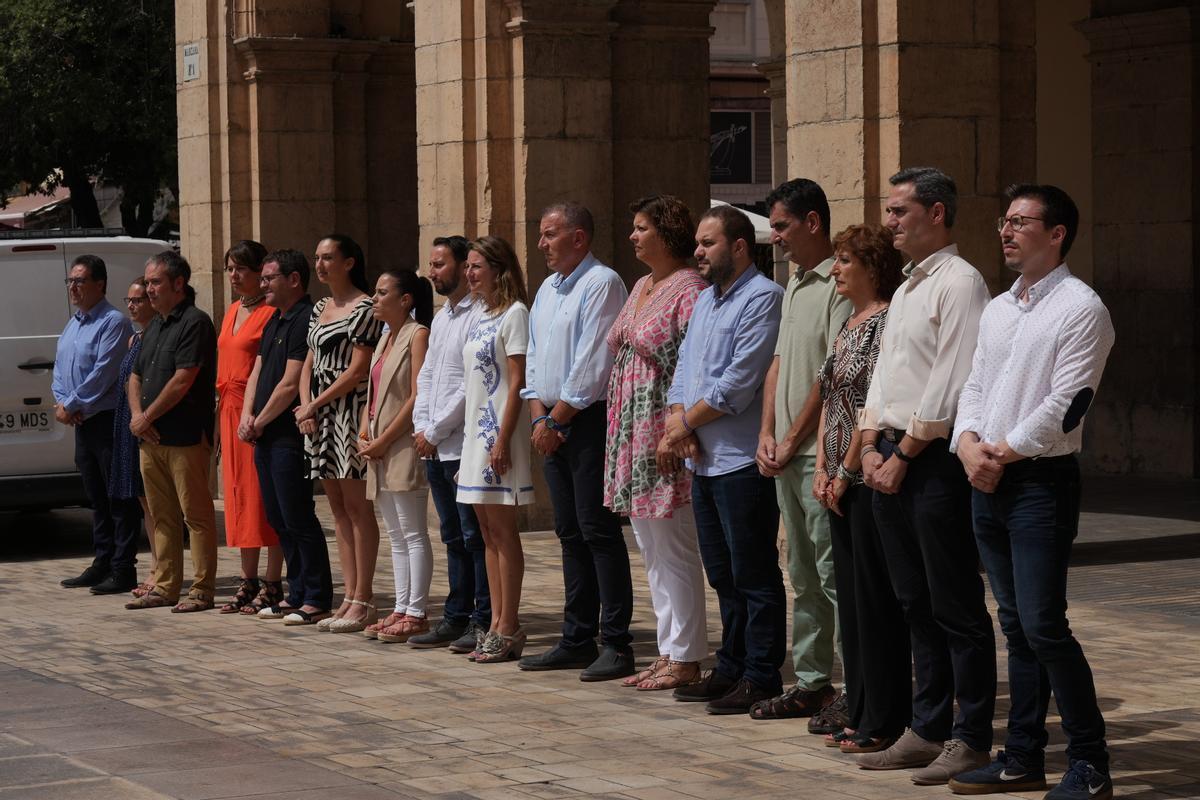 Minuto de silencio, ayer, junto al Ayuntamiento de Castelló de todos los partidos con representación municipal juntos.