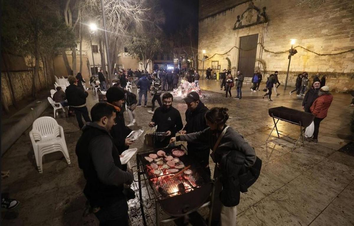 Die zahlreichen Freudenfeuer und Grillstellen gehören auch in Sa Pobla zu Sant Antoni dazu