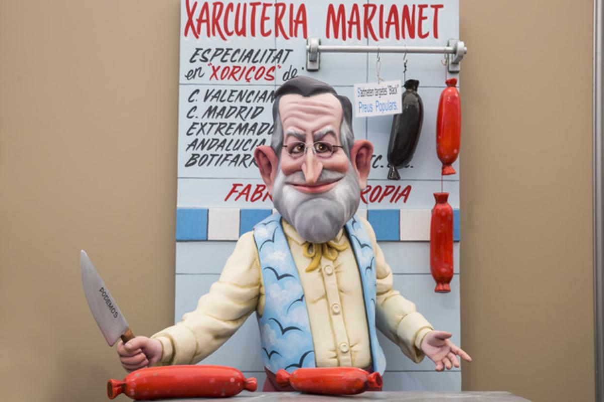 El presidente del Gobierno, Mariano Rajoy, posa en la ’Xarcuteria Marianet’.