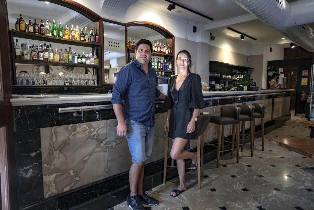 Ein traditionelles Café an der Kathedrale macht wieder auf