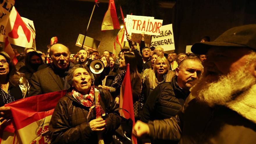 Protesta en la sede del PSOE en Zaragoza contra la amnistía
