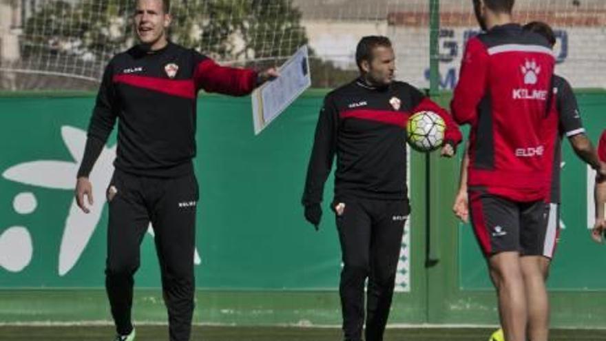 Jose Ramón Rodríguez, ayer, en el entrenamiento junto a Rubén Baraja.