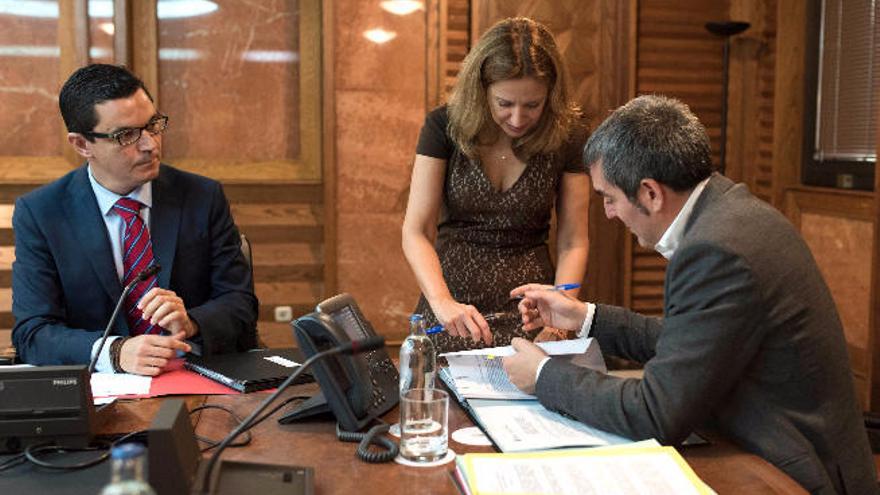 Pablo Rodríguez, Rosa Dávila y Fernando Clavijo, en el Consejo de Gobierno.