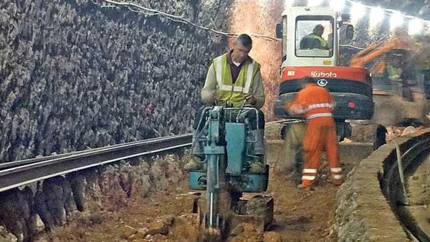 Varios operarios trabajando en un túnel del tren de Sóller.