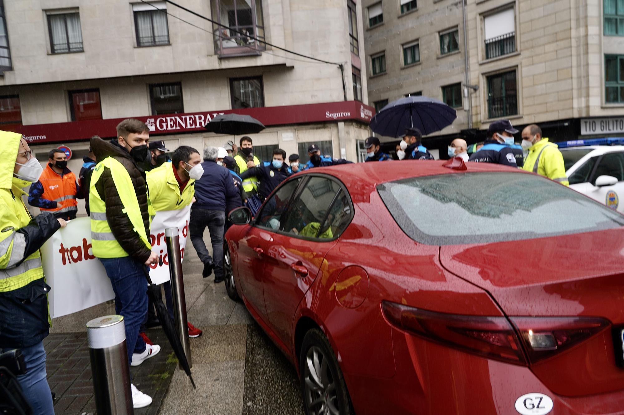 Lores y el gobierno local salen escoltados del Concello por la protesta de Ence