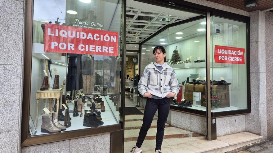 Mónica Granero posa frente al negocio que fundó su bisabuela. |  LOC