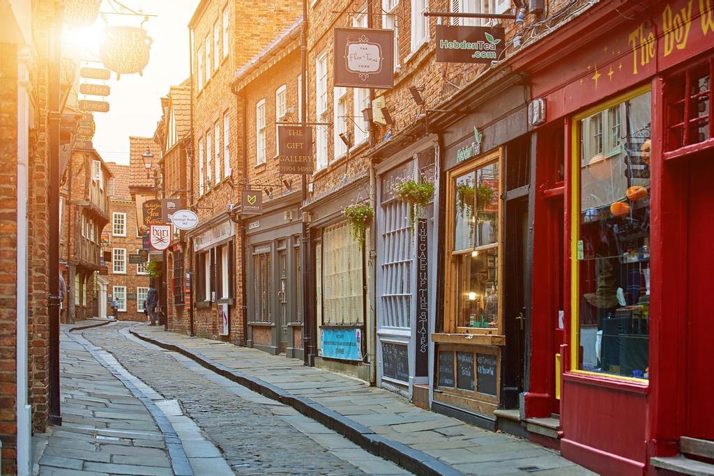 Habitualmente conocido como “jamón york”, debe su nombre a que a finales del siglo XIX, en una carnicería de la ciudad inglesa de York, un carnicero artesano popularizó esta forma de presentación del jamón. 