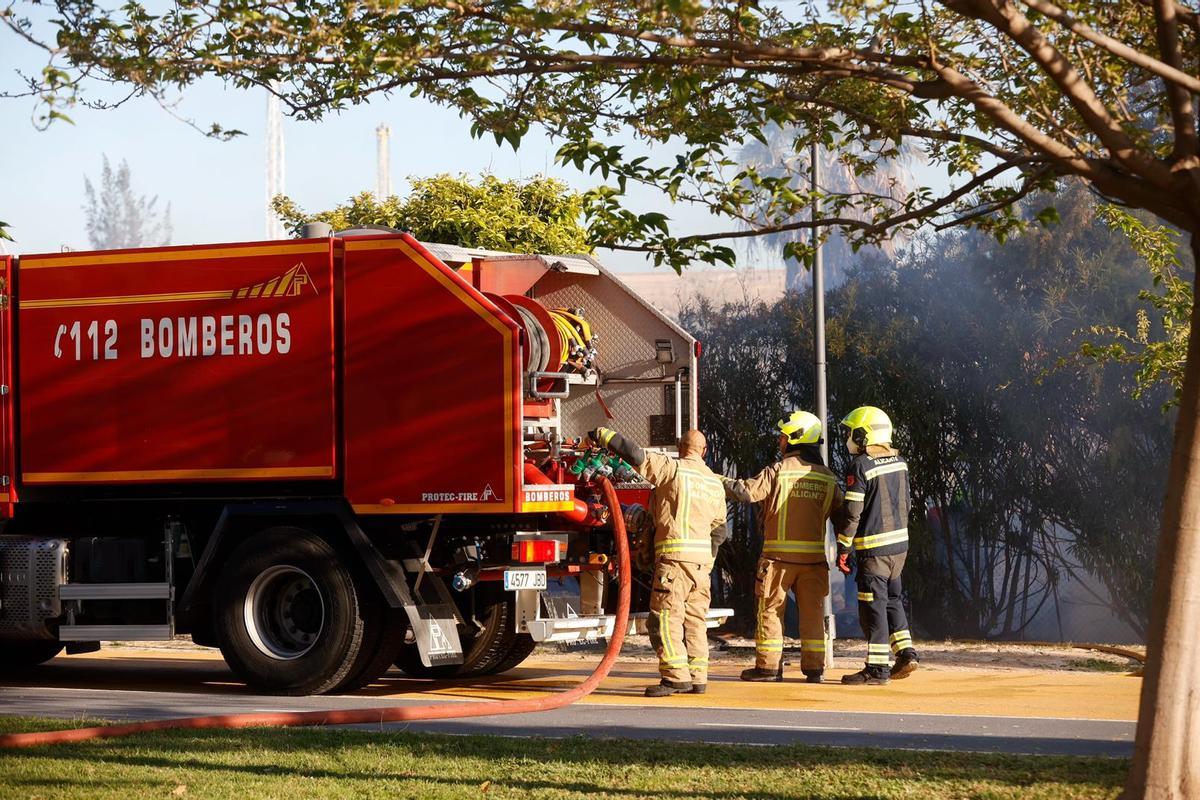 Los bomberos apagan el incendio del refugio detrás de Casa Mediterráneo en Alicante Los bomberos apagan el incendio del refugio detrás de Casa Mediterráneo en Alicante
