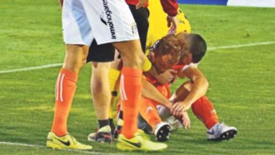 Cordero, desolado, tras la eliminación del FC Cartagena ante la Ponferradina en 2019.