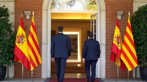 Pedro Sánchez y Pere Aragones durante la reunión que mantuvieron esta mañana en el Palacio de la Moncloa .