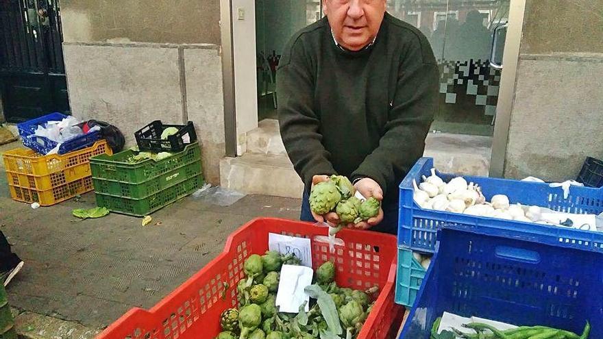 Un vendedor ofreciendo ayer alcachofas.