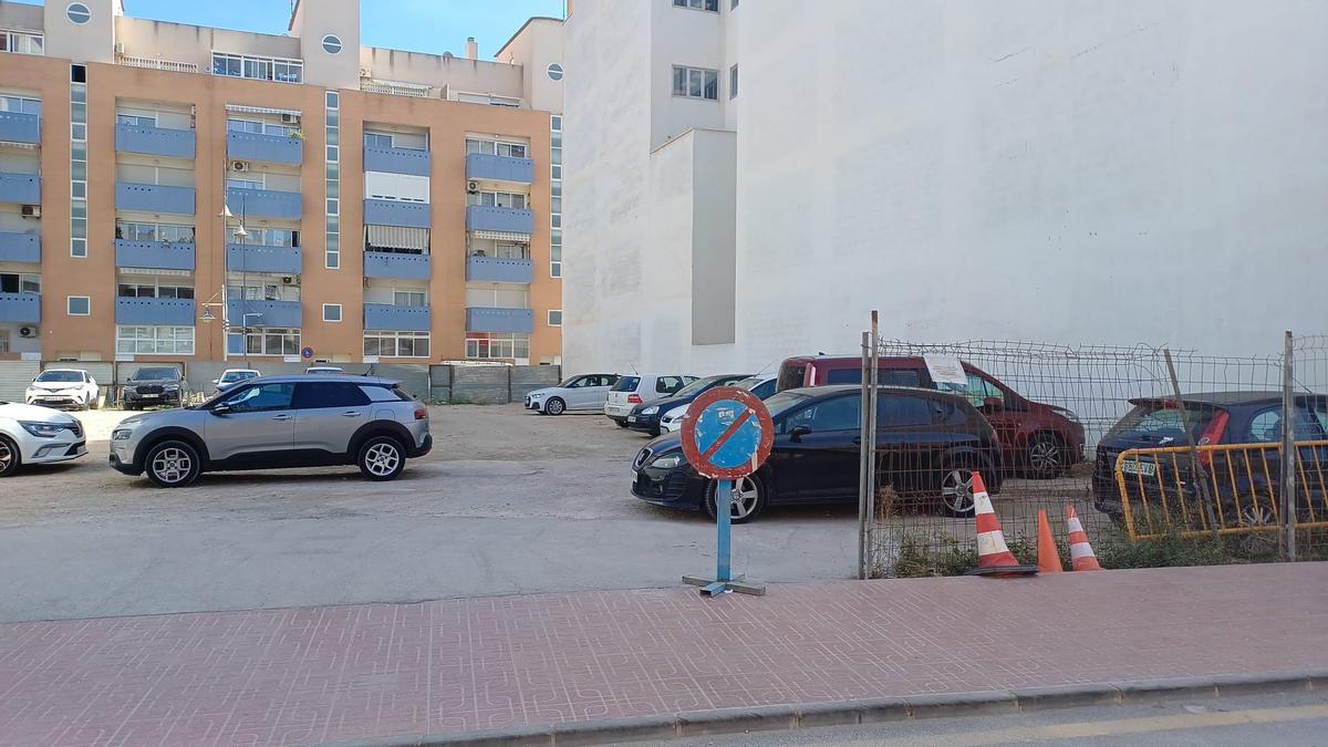 El solar municipal se emplea como aparcamiento gratuito para "vehículos oficiales" del Palacio de Justicia