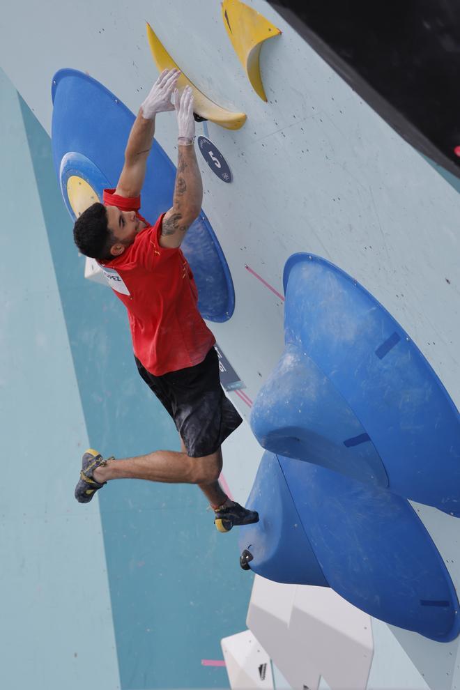 El escalador español Alberto Ginés compite en la final masculina de escalada en la categoría de bloques y dificultad de los Juegos Olímpicos de París 2024 en el Centro de Escalada de Le Bourget,