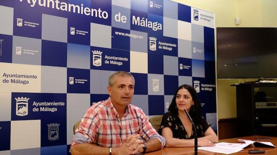 Julio Andrade, concejal de Participación Ciudadana, y Yolanda Rueda, de la Fundación Cibervoluntarios.