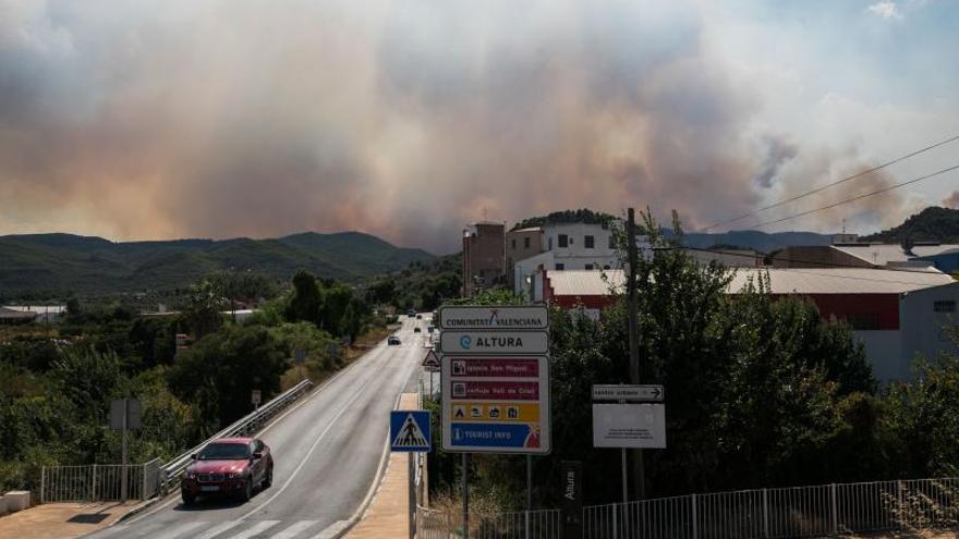 El incendio forestal de Bejís, 
a las puertas 
de Altura.  miguel ángel montesinos