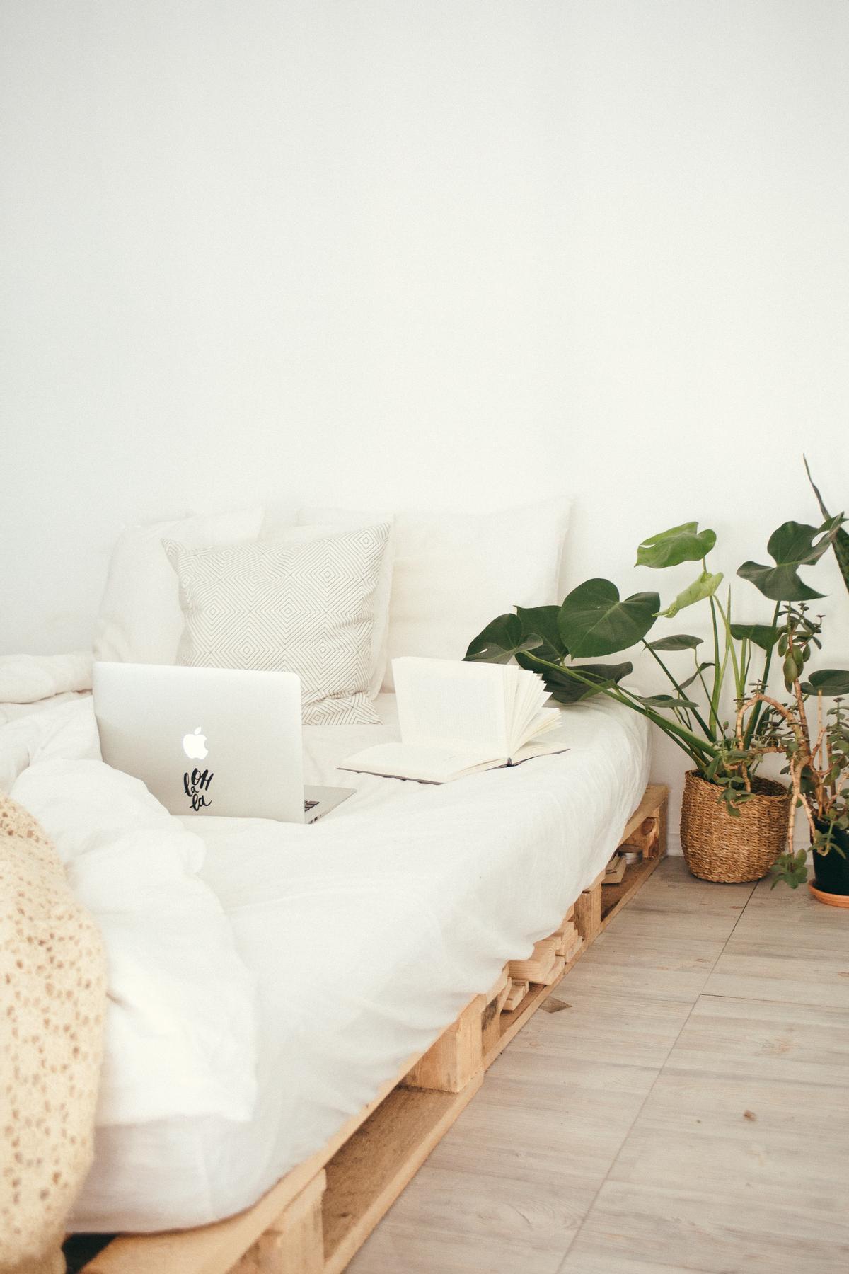 Decorar piso pequeño | Muchos muebles pueden tener un extra de almacenaje que puedes aprovechar
