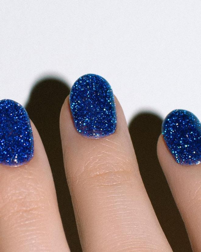 Manicura azul con glitter